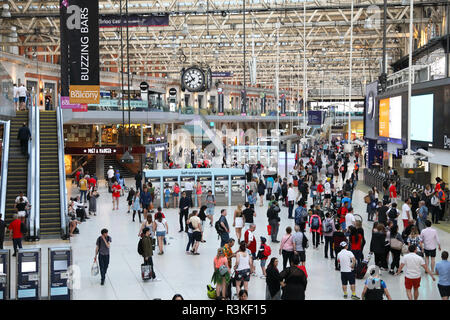 Occupata la stazione di Waterloo, un mozzo a chiave per i treni verso il sud e sud-ovest di Londra, Regno Unito Foto Stock