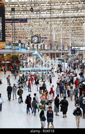 Occupata la stazione di Waterloo, un mozzo a chiave per i treni verso il sud e sud-ovest di Londra, Regno Unito Foto Stock