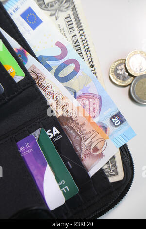 Sterline, Euro, Dollari di credito e le carte di negozio in un portafoglio britannico. Foto Stock