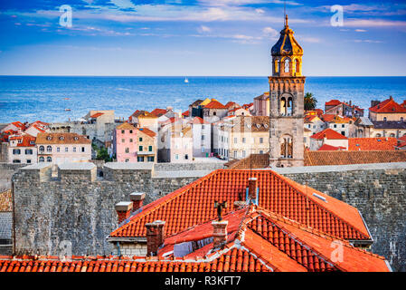 Dubrovnik, Croazia. Crepuscolo spettacolare pittoresca vista sulla città vecchia, Ragusa medievale sulla costa dalmata. Foto Stock