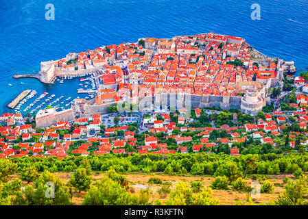 Dubrovnik, Croazia. Crepuscolo spettacolare pittoresca vista sulla città vecchia, Ragusa medievale sulla costa dalmata. Foto Stock