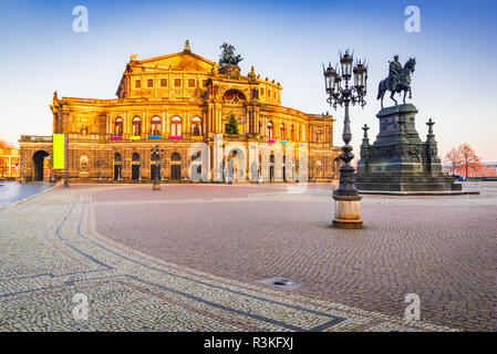 A Dresda, Sassonia. Teatro dell'Opera di Dresda, in una giornata di sole con cielo blu. Germania landmark. Foto Stock
