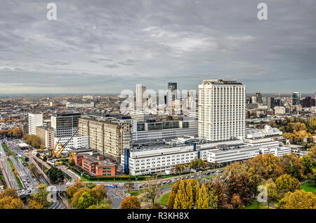 Rotterdam, Paesi Bassi, 12 Novembre 2018: vista aerea dell'Erasmus MC Hospital e il campus universitario e dintorni in autunno Foto Stock