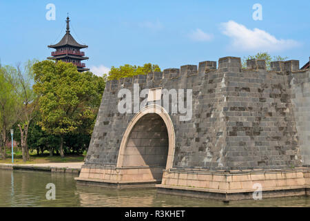 Pagoda Haogu e porta d'acqua sul Lago Sud, Jiaxing, nella provincia di Zhejiang, Cina Foto Stock