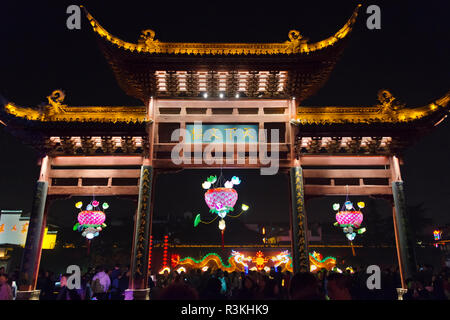 Vista notturna del Tempio di Confucio mercato, Nanjing, provincia dello Jiangsu, Cina Foto Stock