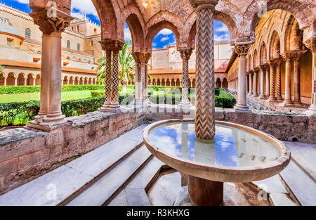 Monreale è una cattedrale Norman-Byzantine in Sicilia, Italia affacciato sulla città di Palermo. Foto Stock