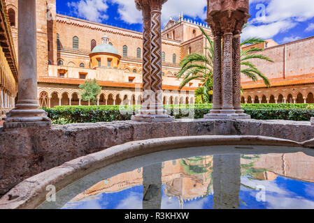 Monreale è una cattedrale Norman-Byzantine in Sicilia, Italia affacciato sulla città di Palermo. Foto Stock