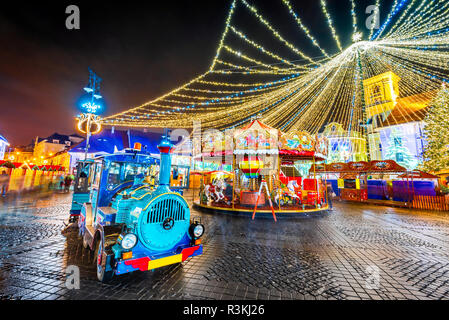 Sibiu, Romania - Mercato di Natale, il più grande in Romania, Transilvania landmark. Foto Stock