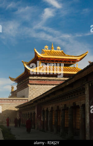 Il Tibetano pellegrini con ruote della preghiera nel monastero di Tagong, Tagong, western Sichuan, Cina Foto Stock