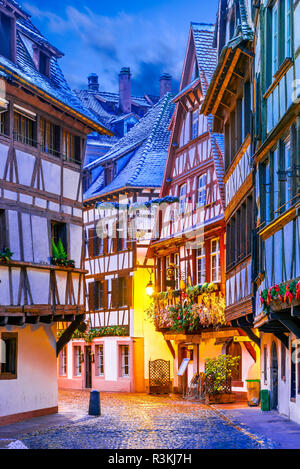 Strasburgo, Francia. Mercatino di Natale nel vecchio quartiere di Petite France di Strassburg in Alsazia. Foto Stock