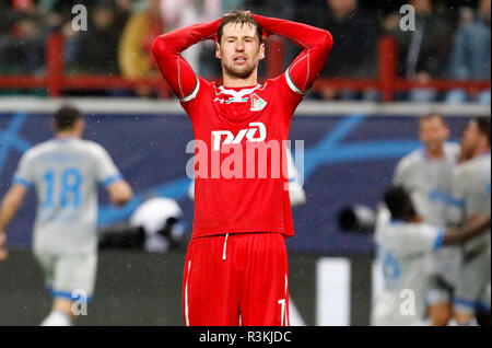Mosca, Russia - 03 ottobre: Grzegorz Krychowiak (C) di FC Lokomotiv Mosca reagisce come FC Schalke 04 giocatori festeggiare un obiettivo in background durante il gruppo D match di UEFA Champions League tra FC Lokomotiv Mosca e FC Schalke 04 al Lokomotiv Stadium il 3 ottobre 2018 a Mosca, in Russia. (MB Media) Foto Stock