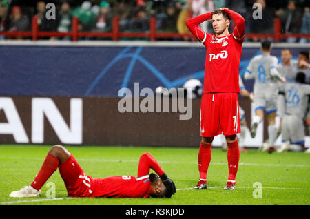 Mosca, Russia - 03 ottobre: Brian Idowu (L) e Grzegorz Krychowiak di FC Lokomotiv Mosca reagiscono come FC Schalke 04 giocatori festeggiare un obiettivo in background durante il gruppo D match di UEFA Champions League tra FC Lokomotiv Mosca e FC Schalke 04 al Lokomotiv Stadium il 3 ottobre 2018 a Mosca, in Russia. (MB Media) Foto Stock