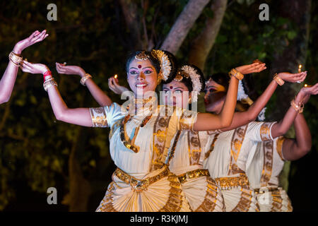 India, stato del Kerala (aka Ernakulum), Allepey, le lagune. Mohiniyattam tradizionale spettacolo di danza. Foto Stock