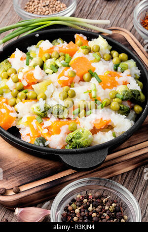 Riso di verdure risotto con zucca, carote, piselli e cavolo. Cibo sano.Italian food style Foto Stock