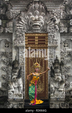 Indonesia Bali. Ballerino di danza Balinese davanti a un tempio indù. Credito come: Jim Zuckerman Jaynes / Galleria / DanitaDelimont.com Foto Stock