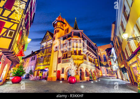 Colmar, Francia. Tradizionale stile alsaziano semi-case con travi di legno decorate Natale city in Alsazia. Foto Stock