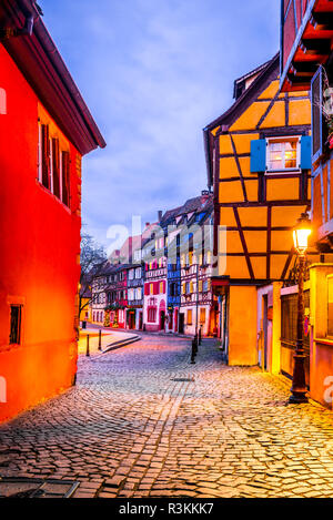 Colmar, Francia. Gingerbread case nella città vecchia Petit Venezia. Decorazione di natale di artigiani locali, famoso in Alsazia e l'Europa. Foto Stock