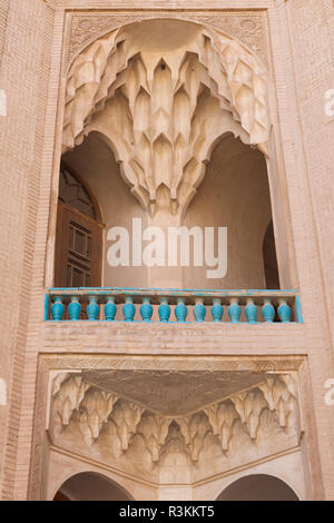 Centrale di Iran, Kashan, Khan-E Boroujerdi, Tappeto tradizionale casa di mercanti, ornati intonaco Foto Stock