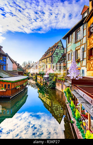 Colmar, Francia. Decorazione di natale e casa con travi di legno a La Petite Venise, famoso in Alsazia. Foto Stock