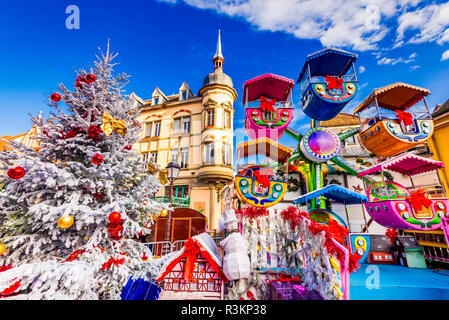 Colmar, Francia. Mercatino di Natale di Place des Dominicians, tradizionale alsaziano a struttura mista in legno e muratura Xmas città decorate in Alsazia. Foto Stock