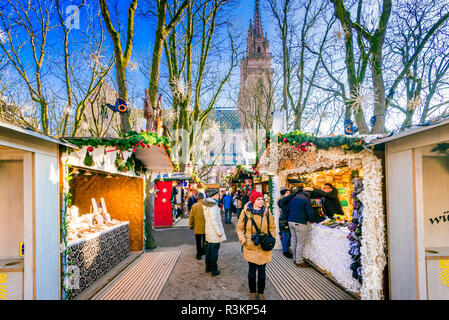 Basel, Svizzera - Dicembre 2017. Favola di Natale al mercato Munsterplatz e Cattedrale di Munster, Confederazione Svizzera. Foto Stock