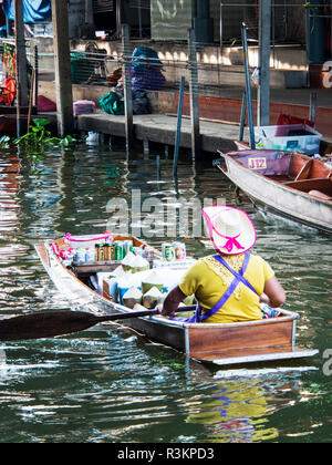 Thailandia, Damnoen, Mercato Galleggiante di Damnoen Saduak con fornitore Foto Stock