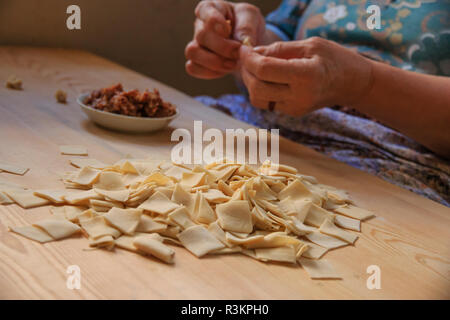 Turchia, Anatolia centrale, Nevsehir Provincia, Avanos, donne cooperativa alimentare, rendendo turca della pasta, 'Manti'. Foto Stock