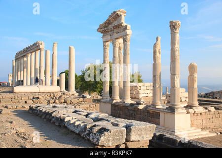 La Turchia, provincia di Izmir, Bergama, Pergamon. Antico centro culturale. Tempio di Traiano sull'Acropoli. UNESCO Patrimonio dell'umanità. Foto Stock