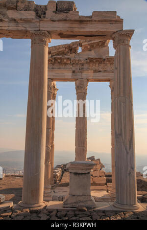 La Turchia, provincia di Izmir, Bergama, Pergamon. Antico centro culturale. Tempio di Traiano sull'Acropoli. UNESCO Patrimonio dell'Umanità. Foto Stock