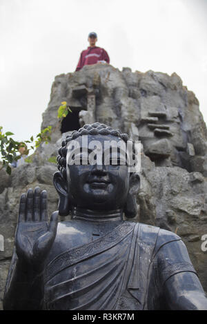 Nero statua del Buddha nei terreni dell'Linh Ung Pagoda, Da Nang, Vietnam Foto Stock