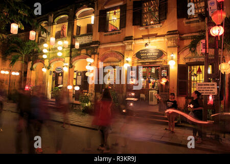 Di notte per le strade della città vecchia di Hoi An, Vietnam prendono vita Foto Stock