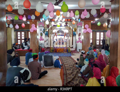 Mohali, Punjab (India). 23 Nov, 2018. La religione sikh pellegrini sono visto che frequentano i rituali in occasione del 550 anniversario della nascita del Guru Nanak Dev in Mohali.Sikhismo fu fondata nel XV secolo dal Guru Nanak, chi si staccò dall induismo, India la religione dominante e ha predicato la parità di gare e di generi e la reiezione di immagine-culto e il sistema delle caste. Credito: Saqib Majeed SOPA/images/ZUMA filo/Alamy Live News Foto Stock