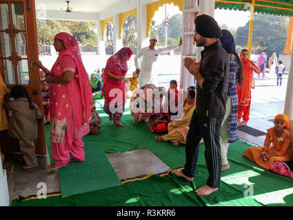 Mohali, Punjab (India). 23 Nov, 2018. La religione sikh pellegrini sono visto che frequentano i rituali in occasione del 550 anniversario della nascita del Guru Nanak Dev in Mohali.Sikhismo fu fondata nel XV secolo dal Guru Nanak, chi si staccò dall induismo, India la religione dominante e ha predicato la parità di gare e di generi e la reiezione di immagine-culto e il sistema delle caste. Credito: Saqib Majeed SOPA/images/ZUMA filo/Alamy Live News Foto Stock