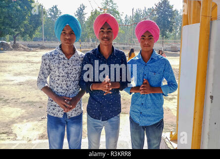 Mohali, Punjab (India). 23 Nov, 2018. La religione sikh devoti sono visti pregare Gurdwara esterno o un tempio sikh in occasione del 550 anniversario della nascita del Guru Nanak Dev in Mohali.Sikhismo fu fondata nel XV secolo dal Guru Nanak, chi si staccò dall induismo, India la religione dominante e ha predicato la parità di gare e di generi e la reiezione di immagine-culto e il sistema delle caste. Credito: Saqib Majeed SOPA/images/ZUMA filo/Alamy Live News Foto Stock