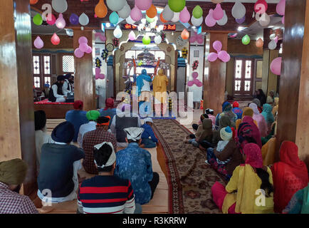 Mohali, Punjab (India). 23 Nov, 2018. La religione sikh devoti sono visti pregare Gurdwara esterno o un tempio sikh in occasione del 550 anniversario della nascita del Guru Nanak Dev in Mohali.Sikhismo fu fondata nel XV secolo dal Guru Nanak, chi si staccò dall induismo, India la religione dominante e ha predicato la parità di gare e di generi e la reiezione di immagine-culto e il sistema delle caste. Credito: Saqib Majeed SOPA/images/ZUMA filo/Alamy Live News Foto Stock