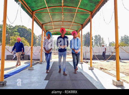 Mohali, Punjab (India). 23 Nov, 2018. I devoti sono visti pagare inchinavano davanti al Khanpur Gurduwara in occasione del 550 anniversario della nascita del Guru Nanak Dev in Mohali.Sikhismo fu fondata nel XV secolo dal Guru Nanak, chi si staccò dall induismo, India la religione dominante e ha predicato la parità di gare e di generi e la reiezione di immagine-culto e il sistema delle caste. Credito: Saqib Majeed SOPA/images/ZUMA filo/Alamy Live News Foto Stock