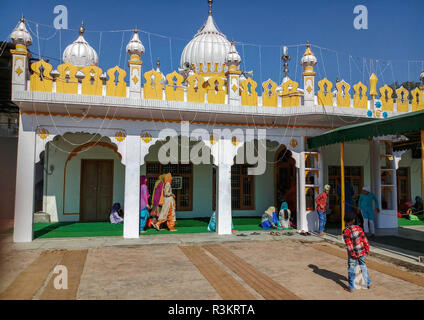 Mohali, Punjab (India). 23 Nov, 2018. I devoti sono visti pagare inchinavano davanti al Khanpur Gurduwara in occasione del 550 anniversario della nascita del Guru Nanak Dev in Mohali.Sikhismo fu fondata nel XV secolo dal Guru Nanak, chi si staccò dall induismo, India la religione dominante e ha predicato la parità di gare e di generi e la reiezione di immagine-culto e il sistema delle caste. Credito: Saqib Majeed SOPA/images/ZUMA filo/Alamy Live News Foto Stock