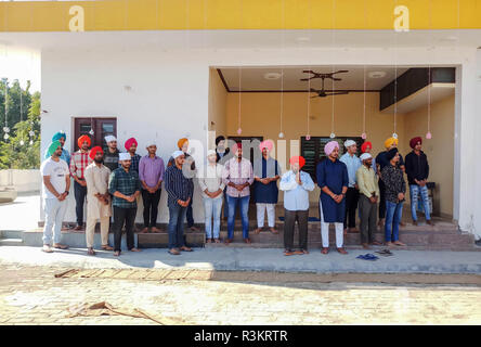 Mohali, Punjab (India). 23 Nov, 2018. La religione sikh pellegrini sono visto che frequentano i rituali in occasione del 550 anniversario della nascita del Guru Nanak Dev in Mohali.Sikhismo fu fondata nel XV secolo dal Guru Nanak, chi si staccò dall induismo, India la religione dominante e ha predicato la parità di gare e di generi e la reiezione di immagine-culto e il sistema delle caste. Credito: Saqib Majeed SOPA/images/ZUMA filo/Alamy Live News Foto Stock