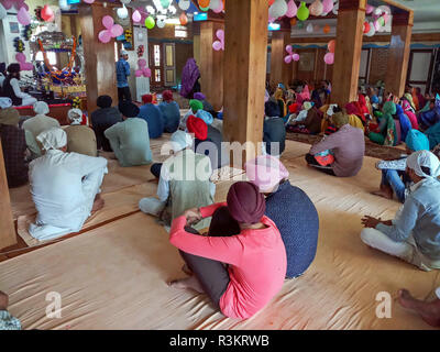 Mohali, Punjab (India). 23 Nov, 2018. La religione sikh pellegrini sono visto che frequentano i rituali in occasione del 550 anniversario della nascita del Guru Nanak Dev in Mohali.Sikhismo fu fondata nel XV secolo dal Guru Nanak, chi si staccò dall induismo, India la religione dominante e ha predicato la parità di gare e di generi e la reiezione di immagine-culto e il sistema delle caste. Credito: Saqib Majeed SOPA/images/ZUMA filo/Alamy Live News Foto Stock