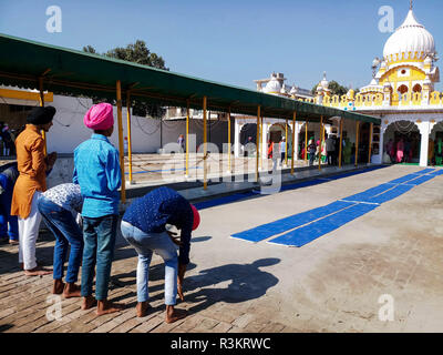 Mohali, Punjab (India). 23 Nov, 2018. I devoti sono visti pagare inchinavano davanti al Khanpur Gurduwara in occasione del 550 anniversario della nascita del Guru Nanak Dev in Mohali.Sikhismo fu fondata nel XV secolo dal Guru Nanak, chi si staccò dall induismo, India la religione dominante e ha predicato la parità di gare e di generi e la reiezione di immagine-culto e il sistema delle caste. Credito: Saqib Majeed SOPA/images/ZUMA filo/Alamy Live News Foto Stock