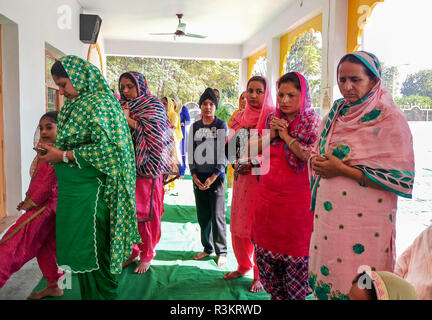 Mohali, Punjab (India). 23 Nov, 2018. La religione sikh devoti sono visti pregare Gurdwara esterno o un tempio sikh in occasione del 550 anniversario della nascita del Guru Nanak Dev in Mohali.Sikhismo fu fondata nel XV secolo dal Guru Nanak, chi si staccò dall induismo, India la religione dominante e ha predicato la parità di gare e di generi e la reiezione di immagine-culto e il sistema delle caste. Credito: Saqib Majeed SOPA/images/ZUMA filo/Alamy Live News Foto Stock