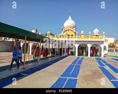 Mohali, Punjab (India). 23 Nov, 2018. I devoti sono visti pagare inchinavano davanti al Khanpur Gurduwara in occasione del 550 anniversario della nascita del Guru Nanak Dev in Mohali.Sikhismo fu fondata nel XV secolo dal Guru Nanak, chi si staccò dall induismo, India la religione dominante e ha predicato la parità di gare e di generi e la reiezione di immagine-culto e il sistema delle caste. Credito: Saqib Majeed SOPA/images/ZUMA filo/Alamy Live News Foto Stock