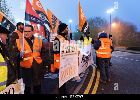 Milton Keynes, Regno Unito. 23 Nov, 2018. GMB sindacalisti protesta per le condizioni di lavoro e di riconoscimento di unione al di fuori di Amazon Marston Gate centro di distribuzione vicino a Milton Keynes come parte di una giornata nazionale di azione sul venerdì nero. Credito: David Isaacson/Alamy Live News Foto Stock