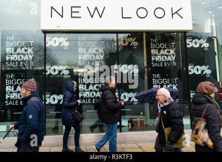 Edimburgo, Scozia, Regno Unito. 23 Novembre, 2018. Gli amanti dello shopping a piedi passato negozi con il Venerdì nero prezzo scontato promozione visualizza su Princes Street , Edimburgo, Scozia, Credito: Iain Masterton/Alamy Live News Foto Stock