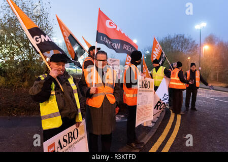 Milton Keynes, Regno Unito. 23 Nov, 2018. GMB sindacalisti protesta per le condizioni di lavoro e di riconoscimento di unione al di fuori di Amazon Marston Gate centro di distribuzione vicino a Milton Keynes come parte di una giornata nazionale di azione sul venerdì nero. Credito: David Isaacson/Alamy Live News Foto Stock