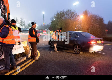 Milton Keynes, Regno Unito. 23 Nov, 2018. GMB sindacalisti protesta per le condizioni di lavoro e di riconoscimento di unione al di fuori di Amazon Marston Gate centro di distribuzione vicino a Milton Keynes come parte di una giornata nazionale di azione sul venerdì nero. Credito: David Isaacson/Alamy Live News Foto Stock