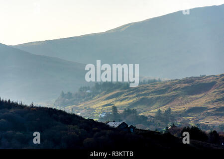 Ardara, County Donegal, Irlanda 23 novembre 2018. Le case sono visti immerso nelle colline sopra il villaggio su un freddo, foschia mattutina. Credito: Richard Wayman/Alamy Live News Foto Stock