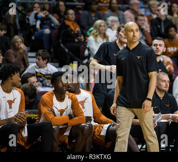 Nov 22 2018 Las Vegas NV, U.S.A. Texas head coach Shaka Smart durante il NCAA di pallacanestro degli uomini di pneumatici Continental Las Vegas Invitational tra North Carolina Tar heels e il Texas Longhorns 92-89 win all'Orleans Arena Las Vegas NV. Thurman James/CSM Foto Stock