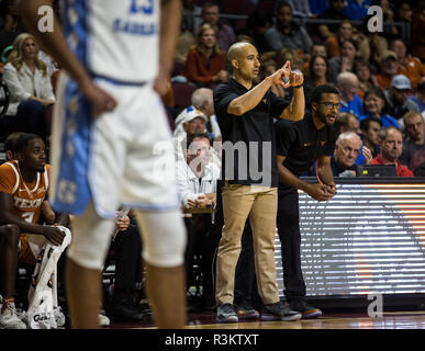 Nov 22 2018 Las Vegas NV, U.S.A. Texas head coach Shaka Smart durante il NCAA di pallacanestro degli uomini di pneumatici Continental Las Vegas Invitational tra North Carolina Tar heels e il Texas Longhorns 92-89 win all'Orleans Arena Las Vegas NV. Thurman James/CSM Foto Stock