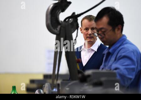 (181123) -- LANZHOU, nov. 23, 2018 (Xinhua) -- Stephan Mueller (L) ispeziona in fabbrica a Lanzhou, capitale della Cina nord-occidentale della provincia di Gansu, Ottobre 23, 2018. Stephan, 48, è venuto in Cina per lavorare come un espatriato dalla Germania nel 2006, e 4 anni più tardi egli aveva la sua propria casa in Cina dopo che si è sposato con una moglie cinese. Negli anni successivi, ha viaggiato in Cina con sua moglie, reso più amici e imparato di più circa la società cinese. (Xinhua/Chen Bin) (clq) Foto Stock